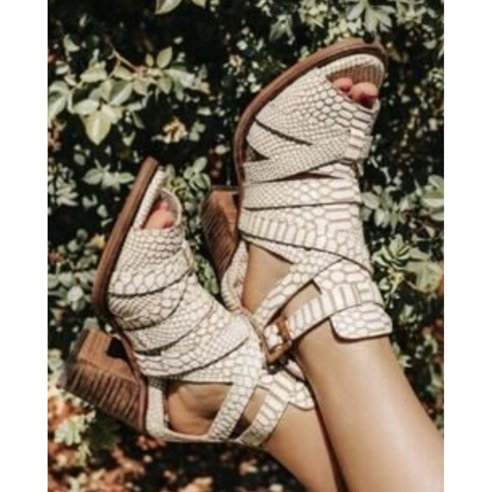 Freebird Steven Brooklynn Sandals Booties Size 11 White Snake Buckle Gladiator